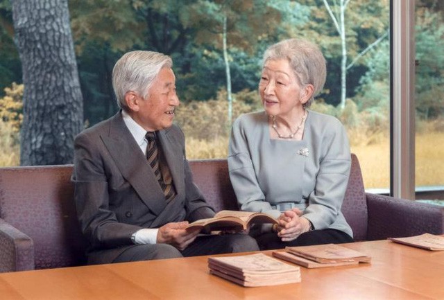 Nhà vua Akihito và Hoàng hậu Michiko đọc sách tại cung điện Hoàng gia tháng 9/2016 (Ảnh: Reuters)
