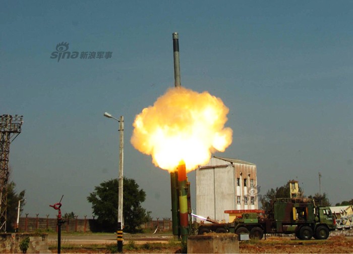 [ẢNH] Tên lửa BrahMos tầm bắn hơn 400km rời bệ phóng
