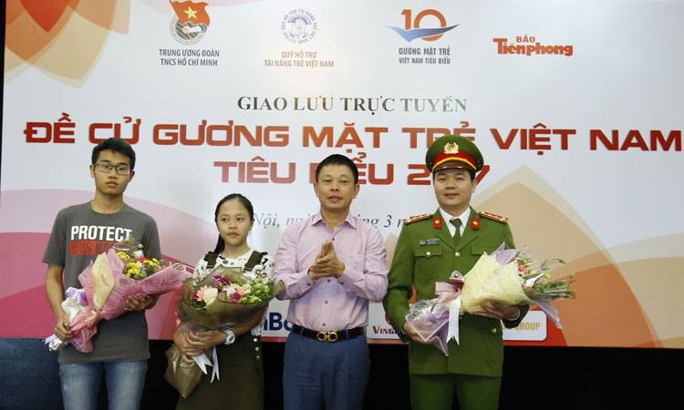 Ông Phùng Công Sưởng, Phó Tổng biên tập báo Tiền Phong, tặng hoa cho các đề cử Gương mặt trẻ Việt Nam tiêu biểu 2017, tham gia giao lưu. Ảnh: Như Ý