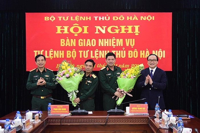 Đồng chí Hoàng Trung Hải và đồng chí Phan Văn Giang chúc mừng các đồng chí nguyên Tư lệnh và Tư lệnh Bộ Tư lệnh Thủ đô Hà Nội