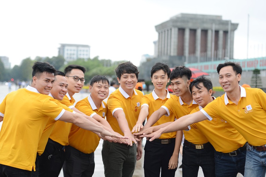 Các Gương mặt trẻ Việt Nam tiêu biểu và triển vọng năm 2020 tại Lễ báo công và viếng Lăng Chủ tịch Hồ Chí Minh sáng 21/3. Ảnh: Dương Triều