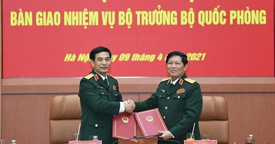 Đại tướng Ngô Xuân Lịch và Thượng tướng Phan Văn Giang tại Hội nghị bàn giao nhiệm vụ Bộ trưởng Bộ Quốc phòng. Ảnh: Báo Quân đội nhân dân