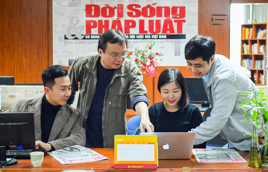 Nhà báo Nguyễn Tiến Thanh (thứ hai từ trái qua) và các đồng nghiệp