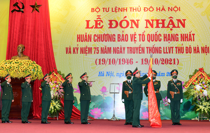 Đại tướng Phan Văn Giang, Ủy viên Bộ Chính trị, Phó Bí thư Quân ủy Trung ương, Bộ trưởng Bộ Quốc phòng gắn Huân chương Bảo vệ Tổ quốc hạng Nhất lên Quân kỳ Quyết thắng Bộ Tư lệnh Thủ đô Hà Nội.