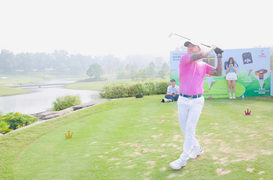 Ca sĩ Tuấn Hưng mong đoạt Cup Tiền Phong Golf Championship để đấu giá gây quỹ cho tài năng trẻ 