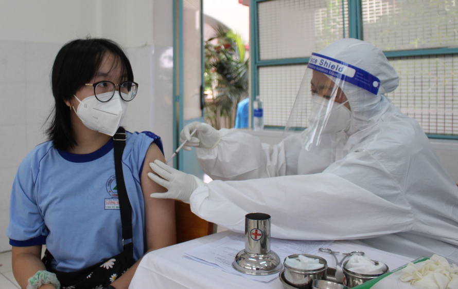 Tiêm vắc xin Pfizer cho học sinh ở TPHCM. Ảnh: Lê Nguyễn