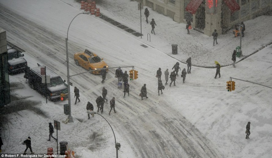 New York ngập trong gió tuyết hôm 26/1 nhưng vẫn có những người dân ra đường, trong khi giới chức nơi đây đã cảnh báo và khuyên mọi người nên tích trữ thực phẩm và ở trong nhà.