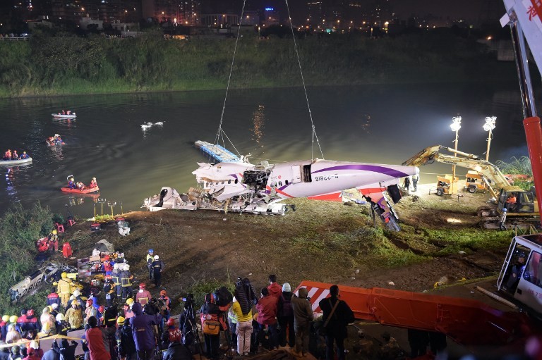 Máy bay Đài Loan cháy động cơ trước khi rơi xuống sông