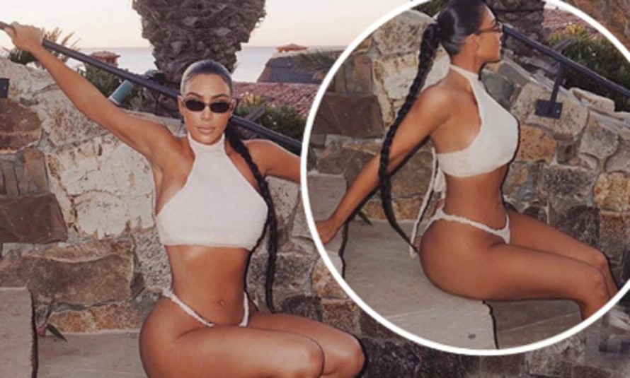 Kim Kardashian khoe vòng 3 'bốc lửa' với đồ bơi bé xíu