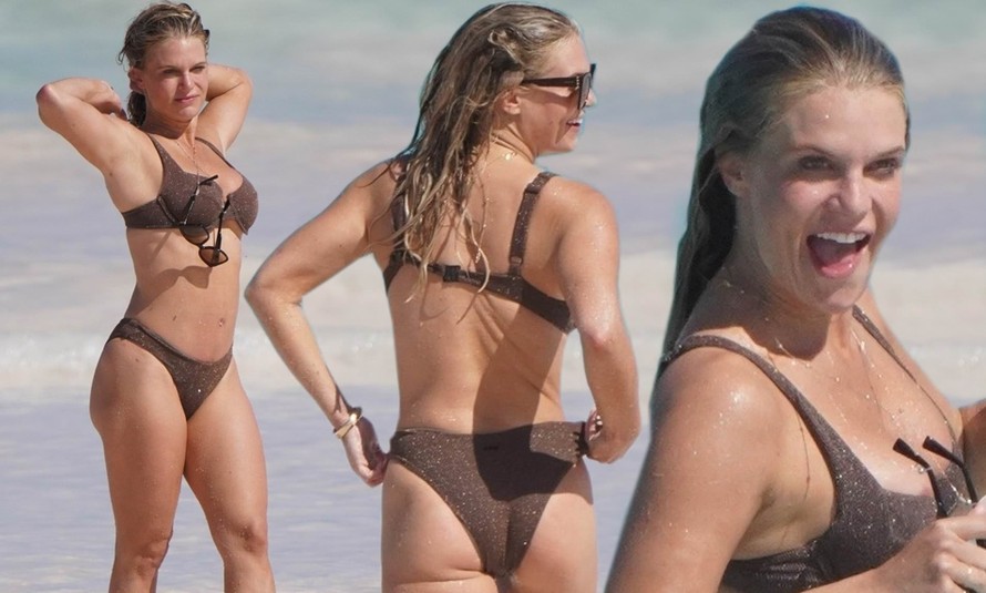 Mỹ nhân bị đồn ngoại tình với bồ trẻ của Jennifer Lopez nóng bỏng với bikini ở biển