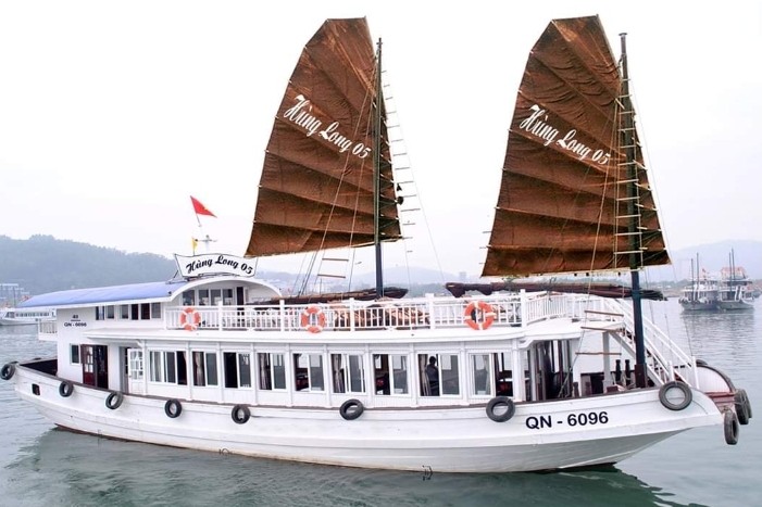 Nam nhân viên đặt máy quay lén khách tắm trên tàu du lịch vịnh Hạ Long 