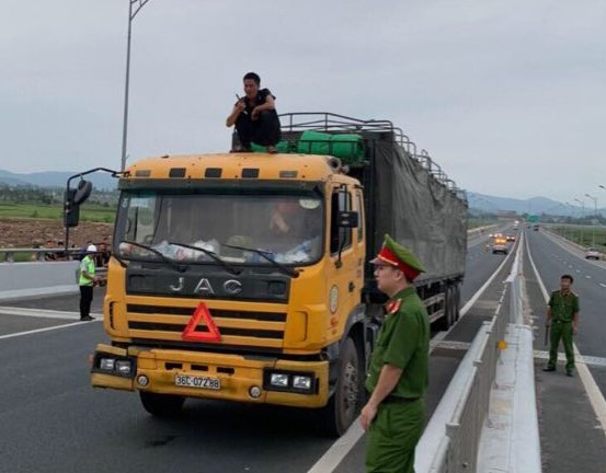 Đối tượng Nguyễn Ích Huỳnh cố thủ trên xe tải