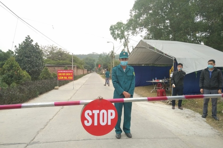 Lực lượng chức năng chốt chặn tại cửa ngõ các xã phong tỏa ở Đông Triều