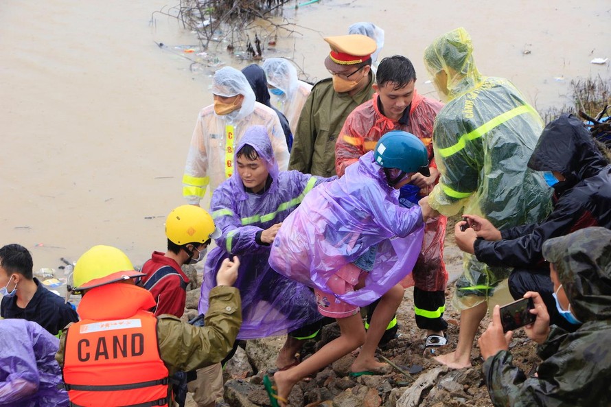 Lực lượng chức năng tỉnh Gia Lai di dời người dân bị mắc kẹt do ngập nước đến nơi an toàn