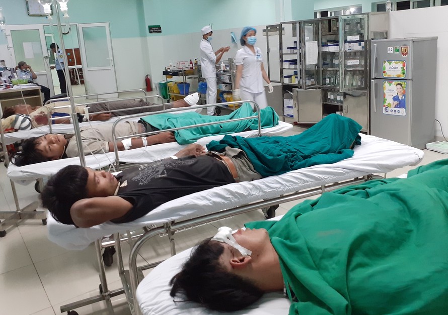 Các công nhân bị thương đang được điều trị tại Bệnh viên Đa khoa tỉnh Kon Tum