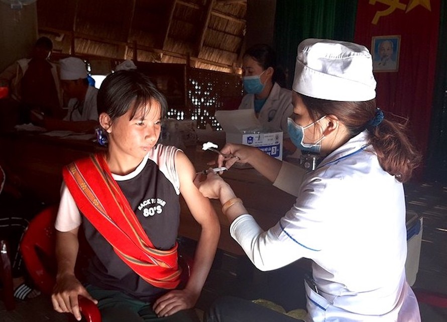 Các y bác sỹ tiêm phòng dịch bạch hầu ở huyện Đắk Hà