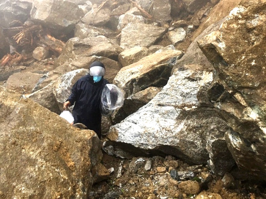 Khối lượng đất đá lớn sạt lở xuống đường Trường Sơn Đông, đoạn qua xã Ngọc Tem, huyện Kon Plông