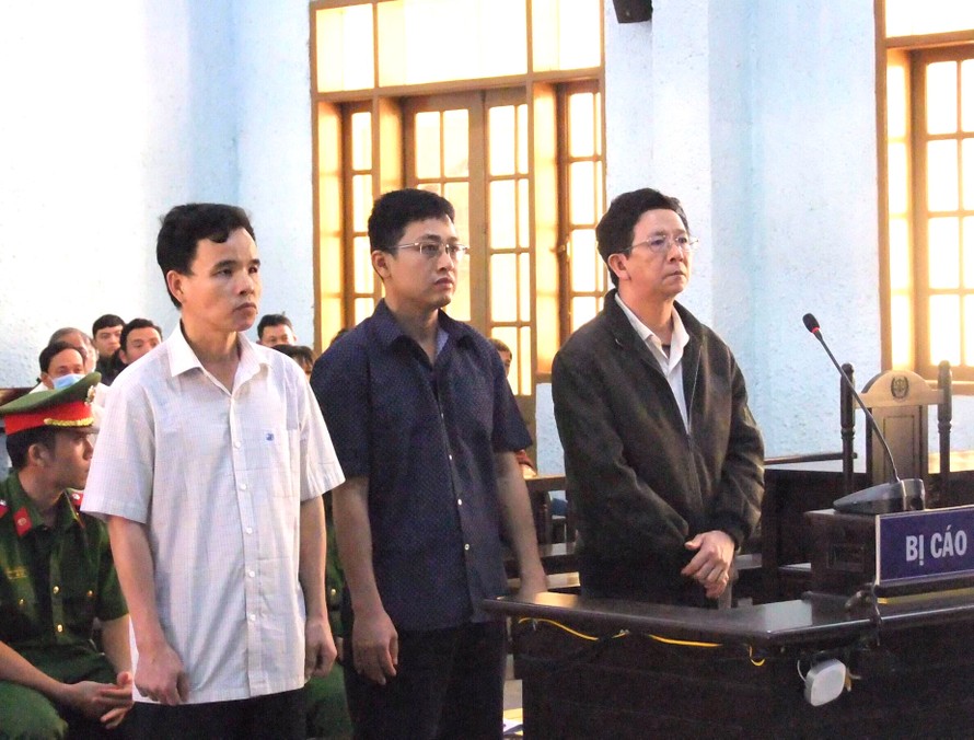 Bị cáo Nguyễn Hồng Lam trước toà (áo khoác xám)
