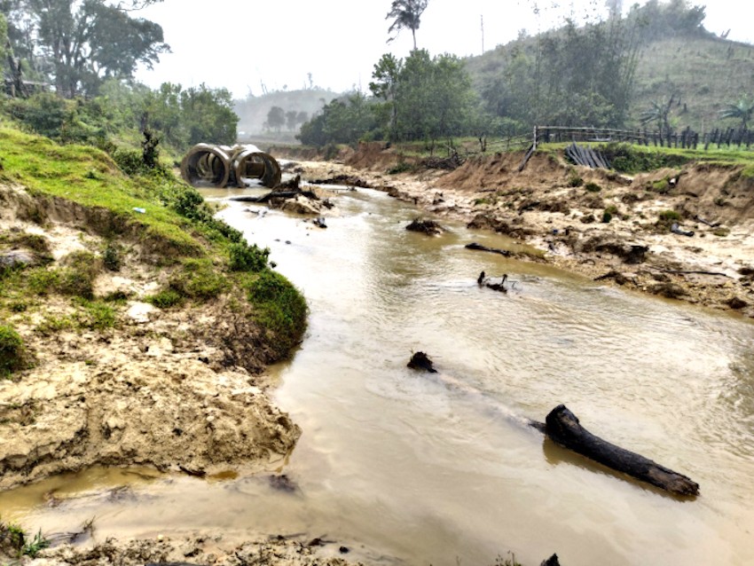 Đất sản xuất của người dân dọc con suối thuộc xã Hiếu đang bị thiệt hại nghiêm trọng ảnh Tuấn Anh.