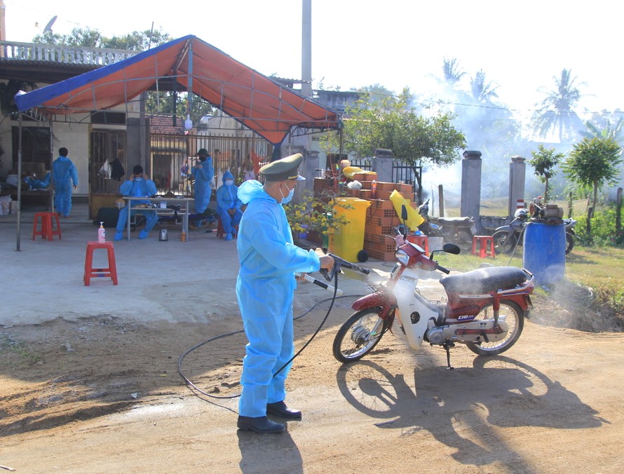 Lực lượng chức năng phun hoá chất khử khuẩn ở xã Chrôh Pơnan, huyện Phú Thiện, Gia Lai.