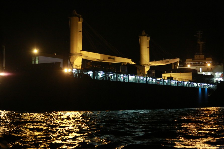 Hình ảnh tàu Rolldock Star chở tàu ngầm HQ-184 Hải Phòng neo trong vịnh Cam Ranh tối 28/1.