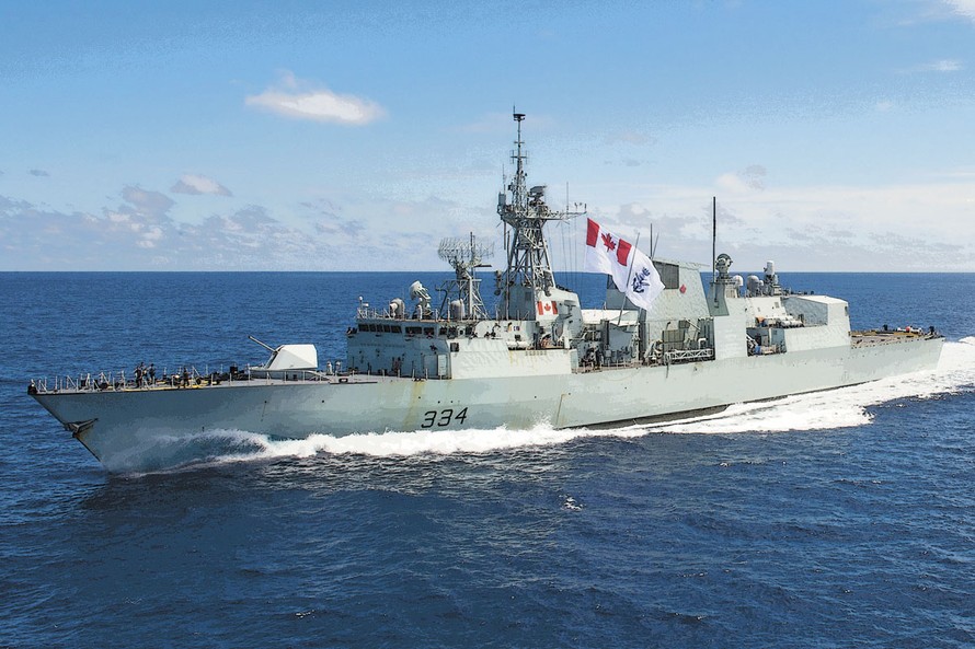 Tàu hải quân Canada cập Cảng quốc tế Cam Ranh