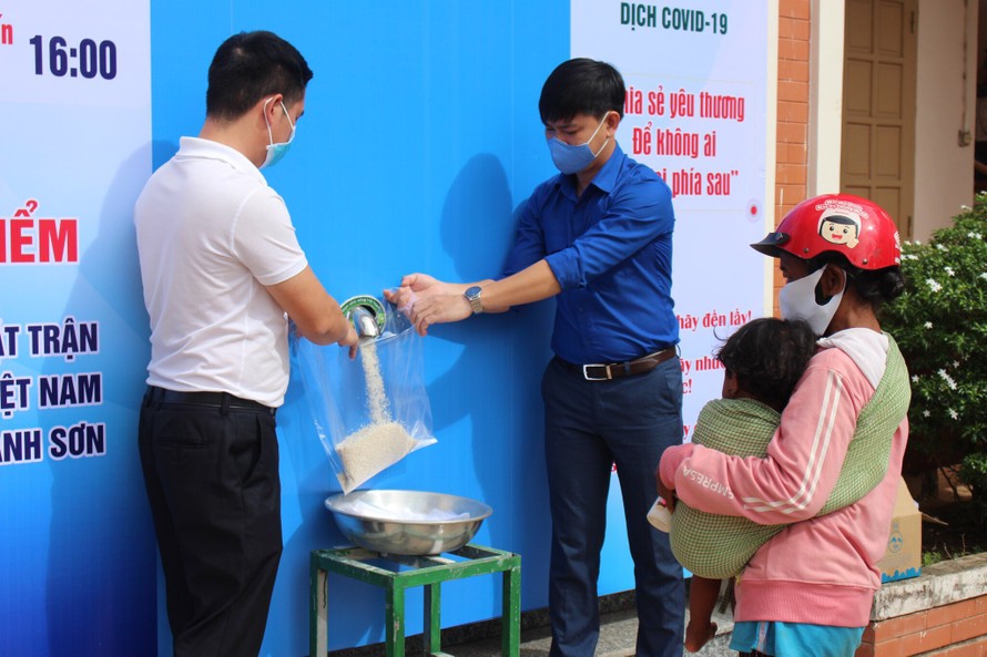 Tỉnh đoàn Khánh Hoà phối hợp với Tập đoàn Phúc Sơn tặng gạo cho người nghèo