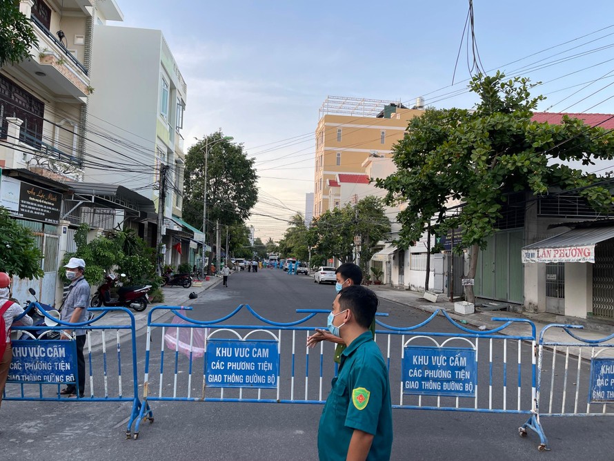 Cơ quan chức năng phong toả đường phố tại TP. Nha Trang. Ảnh LỮ HỒ.