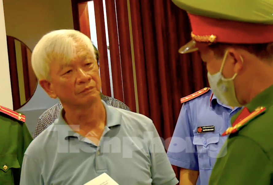 CSĐT Công an tỉnh Khánh Hoà đọc lệnh khởi tố, bắt tạm giam ông Nguyễn Chiến Thắng trước đó. 