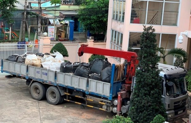 Bình Dương: Bắt giữ 2 xe tải chở chất thải nguy hại