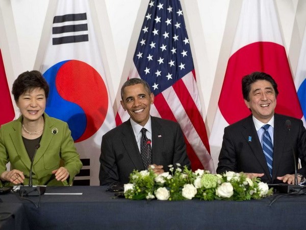 Nhà lãnh đạo ba nước trong cuộc gặp 3 bên hồi tháng 3/2014. (Ảnh: AFP).