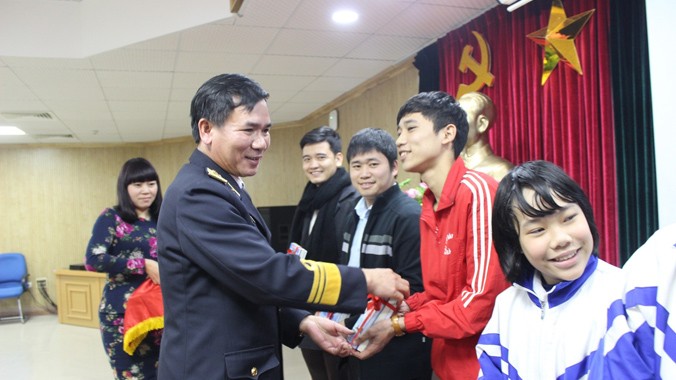 Chuẩn Đô đốc Nguyễn Ngọc Tương, Phó Chính ủy Hải quân trao giải cho các em học sinh, sinh viên làm bài thi mẫu đạt kết quả cao, tại lễ phát động. Ảnh: Nguyễn Minh.