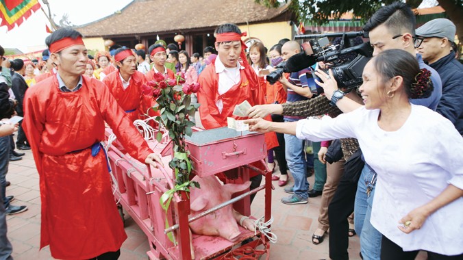 Hội Ném Thượng (Bắc Ninh) có nghi lễ chém lợn. Ảnh: Như Ý.