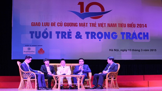 Anh Nguyễn Văn Sơn - Giám đốc chi nhánh Viettel Thái Nguyên trả lời câu hỏi tại buổi giao lưu. Ảnh: Như Ý.
