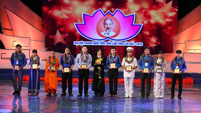 Cao Văn Thịnh (thứ 3 từ trái sang) trong Đại hội Thanh niên tiên tiến làm theo lời Bác.