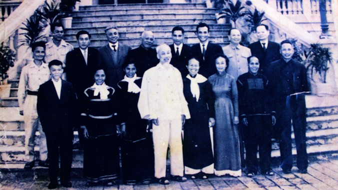 Bà H’Yiêng (hàng đầu, người nữ thứ hai, từ trái sang) vinh dự được chụp ảnh cùng Bác Hồ.