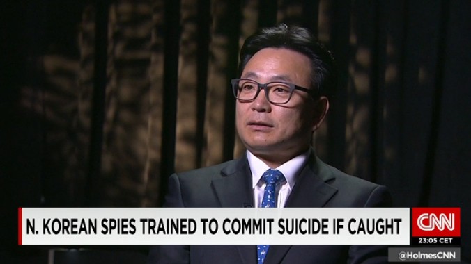 Trả lời phỏng vấn trên CNN, cựu điệp viên Triều Tiên Kim Dong-shik nói rằng, các điệp viên được yêu cầu tự sát nếu bị bắt. Ảnh: CNN.