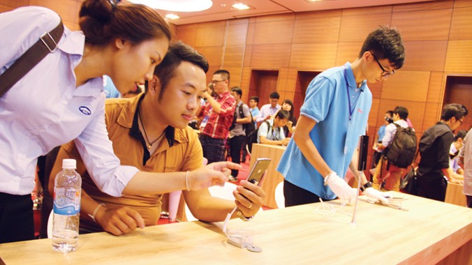 Nhiều người dùng di động tò mò trước sản phẩm mang thương hiệu Việt Bphone.