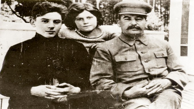 I.Stalin và hai con Vasily và Svetlana.