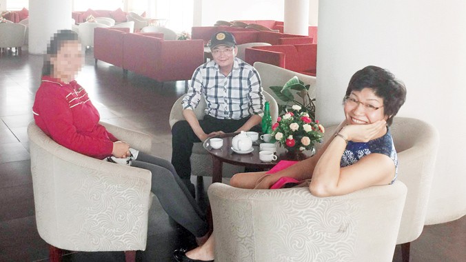 Từ trái qua phải: ML, đại diện TLSQ Việt Nam tại Nam Ninh và nhà báo Thu Trang tại Lạng Sơn sau cuộc giải cứu thành công. Ảnh: H.T.