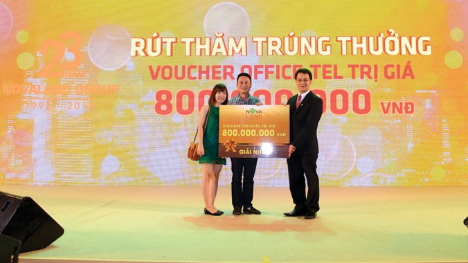 Khách hàng may mắn nhất đêm tiệc ngày 20/9 tại TPHCM - Anh Nguyễn Trọng Thành đã trúng giải Nhất - Phiếu mua sản phẩm Office-tel trị giá 800 triệu đồng.