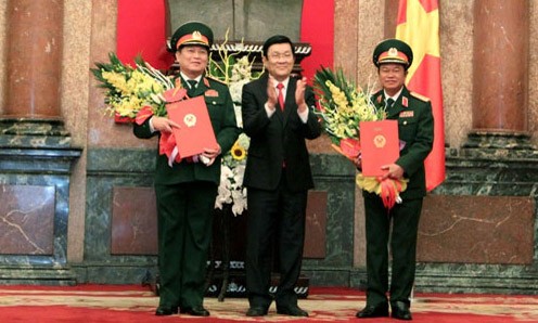 Chủ tịch nước Trương Tấn Sang trao Quyết định thăng quân hàm và tặng hoa Đại tướng Ngô Xuân Lịch và Đại tướng Đỗ Bá Tỵ.