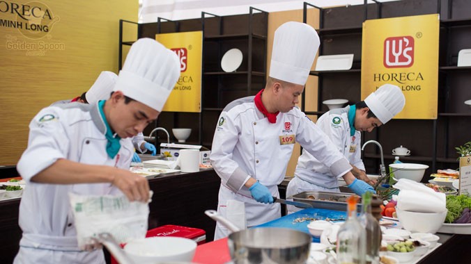 Các đội đầu bếp tập trung cao độ trong cuộc thi Chiếc thìa vàng.