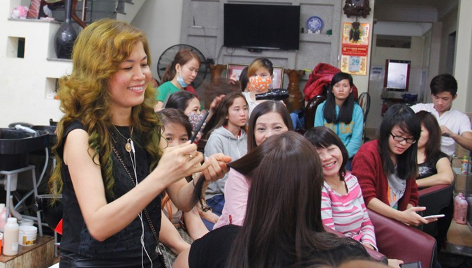 Chị Trần Thị Hòa vui vẻ làm tóc cho khách.