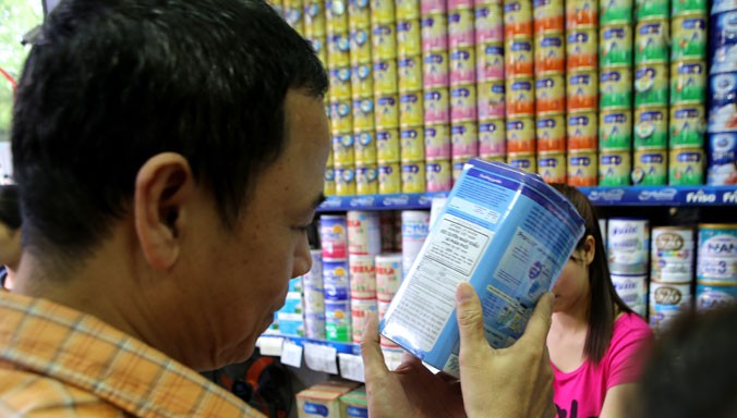 Các DN châu Âu khuyến nghị cần giảm bớt các can thiệp hành chính vào thị trường (Trong ảnh: Một cửa hàng bán sữa trên phố Tây Sơn - Hà Nội). Ảnh: Ngọc Châu.