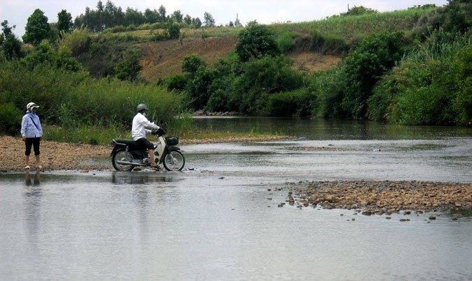 Một đoạn sông trước phải đi đò, nay dễ dàng vượt qua bằng xe máy.