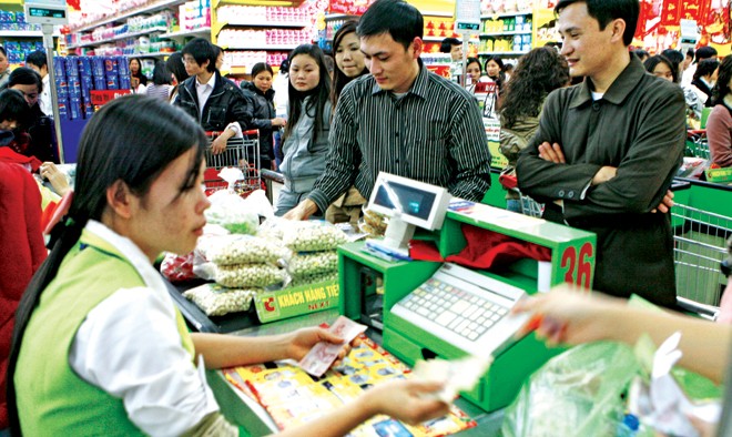 Cuộc đua chiếm lĩnh thị trường bán lẻ Việt Nam đang bước vào hồi gay cấn khi hàng loạt doanh nghiệp bán lẻ Việt nằm trong tầm ngắm của các đại gia Thái Lan, Nhật Bản… Ảnh: Hồng Vĩnh.