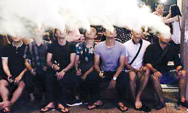 Nhiều bạn trẻ hút thuốc lá điện tử chỉ để thể hiện bản thân. Ảnh: NVCC.