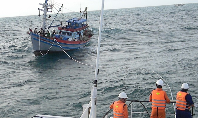 Bảo hiểm là phao cứu sinh của ngư dân khi gặp rủi ro nhưng còn nhiều bất cập (ảnh cứu nạn tàu cá trên biển). Ảnh: Bảo An.