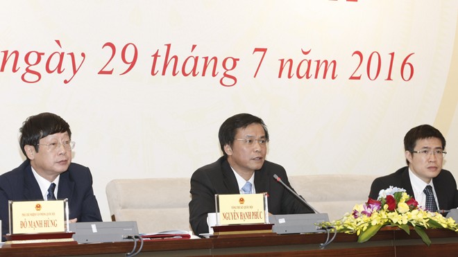 Tổng Thư ký QH Nguyễn Hạnh Phúc (giữa) thông tin với phóng viên, báo chí tại cuộc họp. Ảnh: Như Ý.